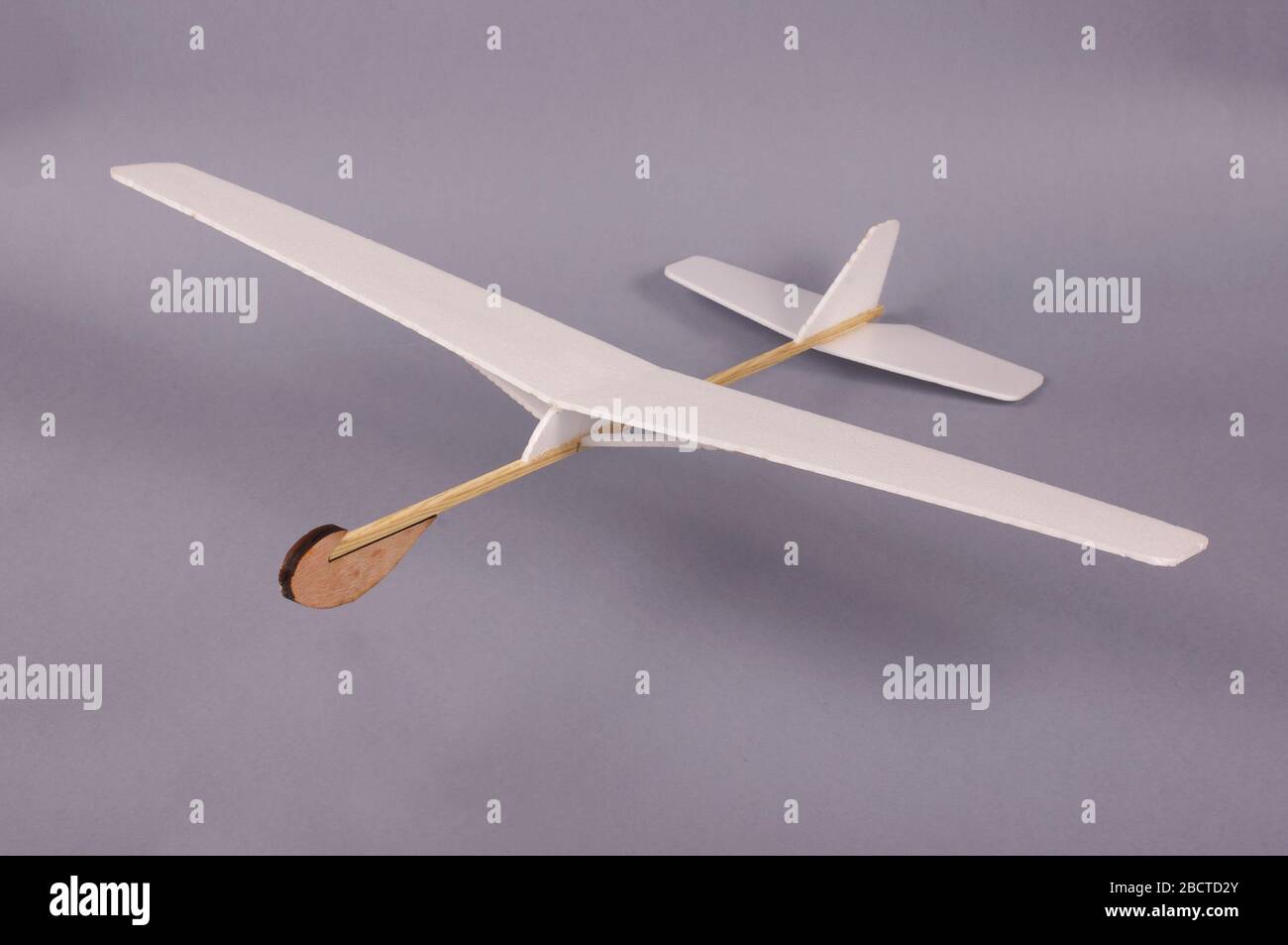 Einfach do it yourself Hobbyflugzeug aus Schaum und Holz. Kreativität und Freiheit Konzept Stockfoto