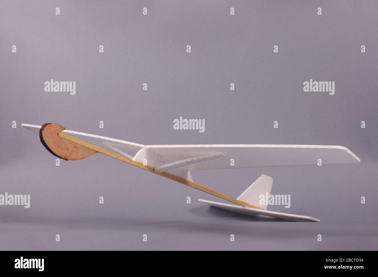 Einfach do it yourself Hobbyflugzeug aus Schaum und Holz. Kreativität und Freiheit Konzept Stockfoto