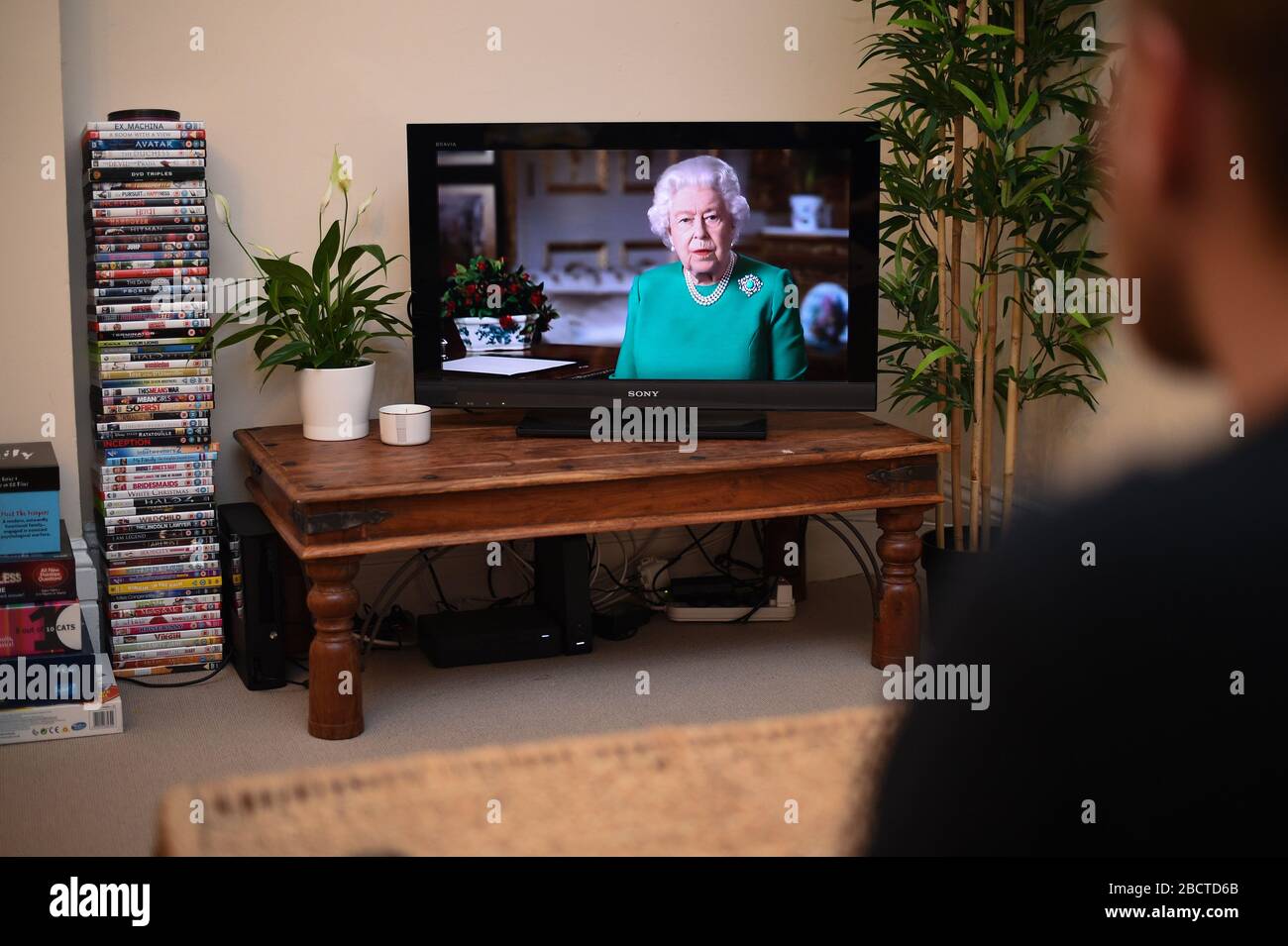 Die Menschen in Wandsworth, London, beobachten, wie Königin Elizabeth II. Ihre Ansprache gegenüber der Nation und dem Commonwealth im Zusammenhang mit der Coronavirus-Epidemie überbringt. Stockfoto