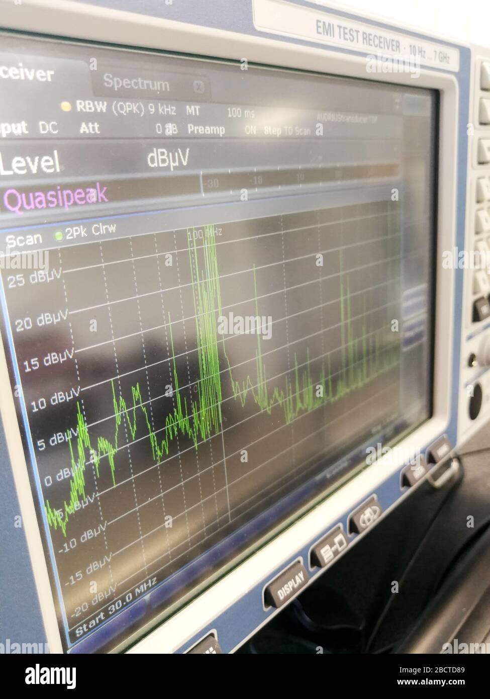 Hochfrequenzspektrum während der Messung elektromagnetischer Verträglichkeit Stockfoto