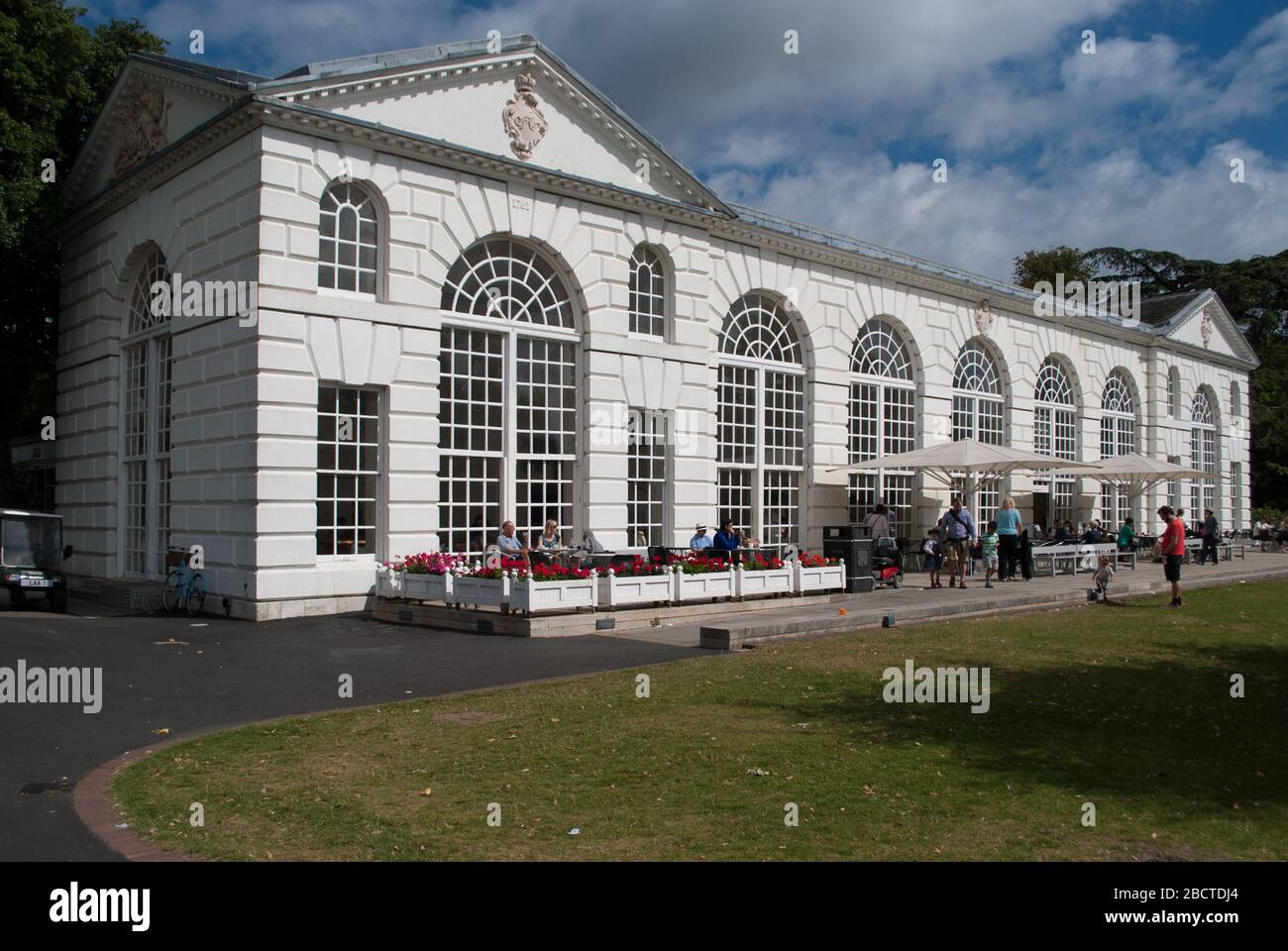 Traditionelle klassische Architektur The Orangery Cafe Restaurant Detail Royal Botanical Gardens Kew Gardens, Richmond, London, TW9 3AE Stockfoto