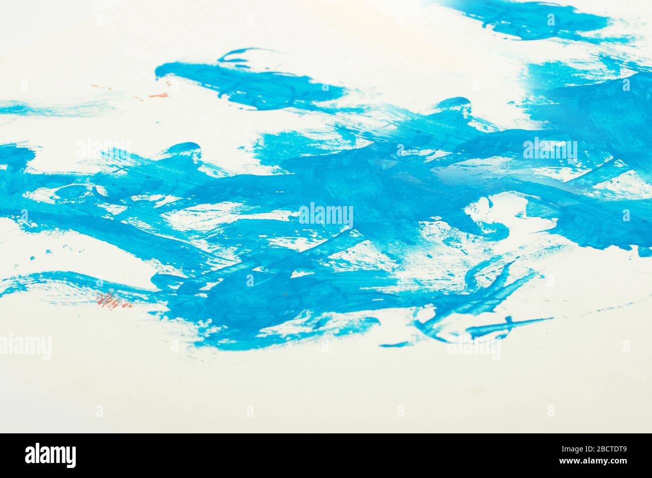 Hellblaue Gouache-Malerei mit abstrakten Farbstrichen auf weißem Hintergrund Stockfoto