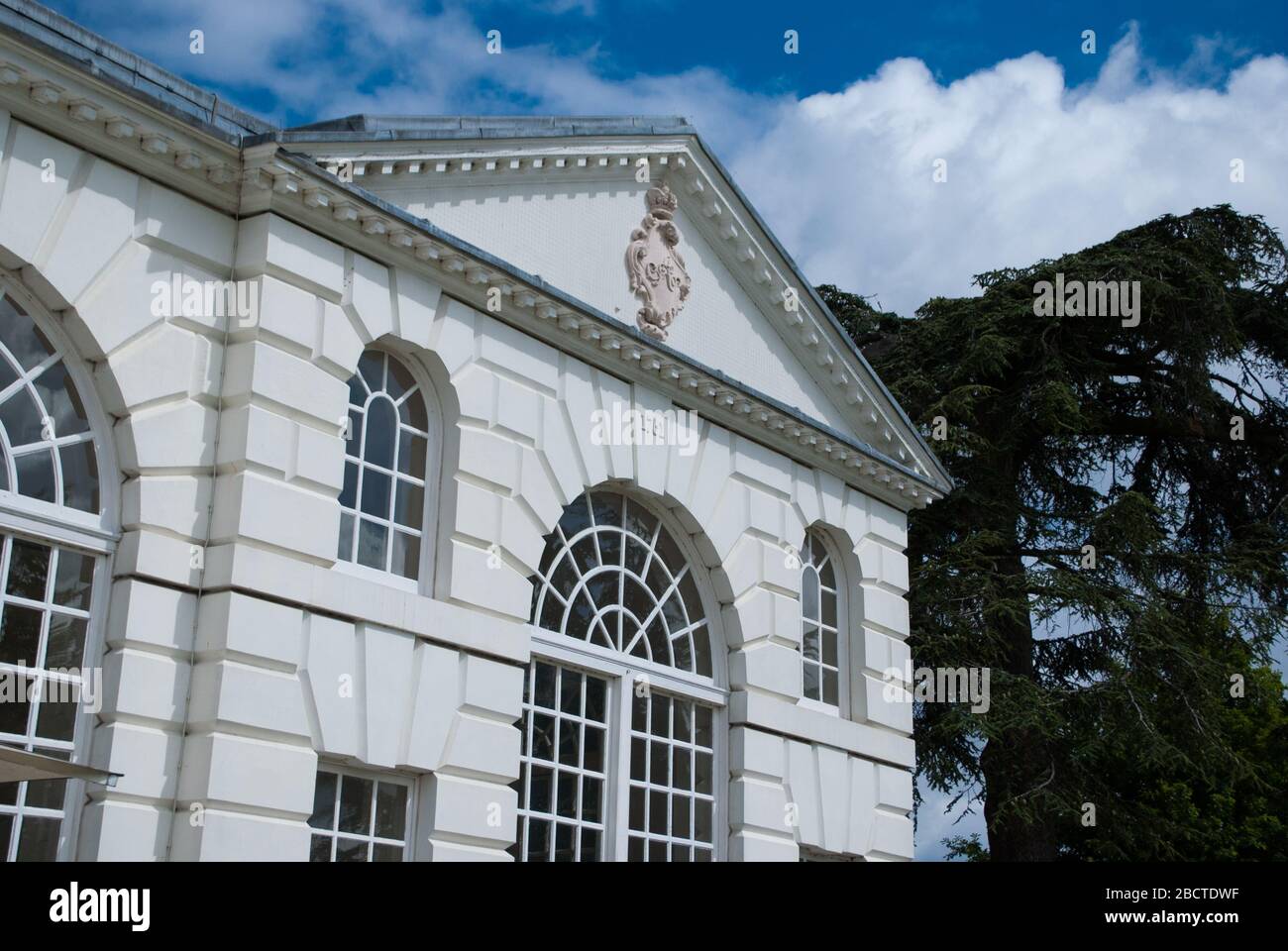 Traditionelle klassische Architektur The Orangery Cafe Restaurant Detail Royal Botanical Gardens Kew Gardens, Richmond, London, TW9 3AE Stockfoto