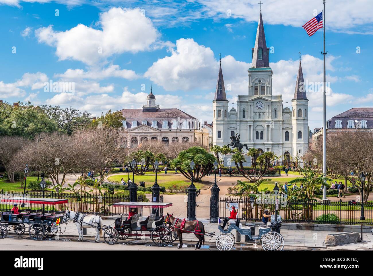 Jackson Square New Orleans mit St Louis Cathedral, Cabildo und Pferdekutschen im French Quarter, Louisiana, USA. Stockfoto