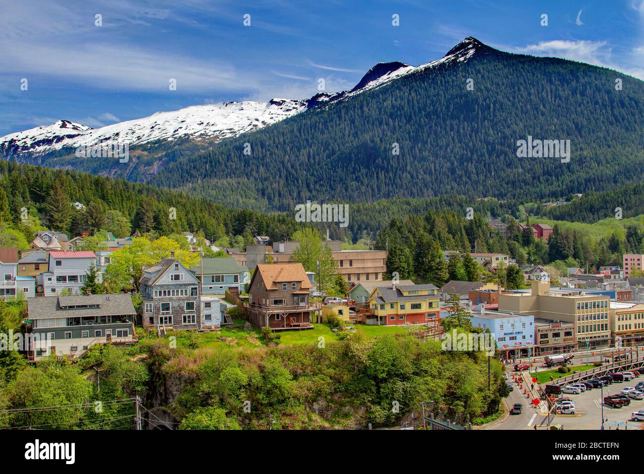Ketchikan Alaska mit einem Berg im Hintergrund Stockfoto