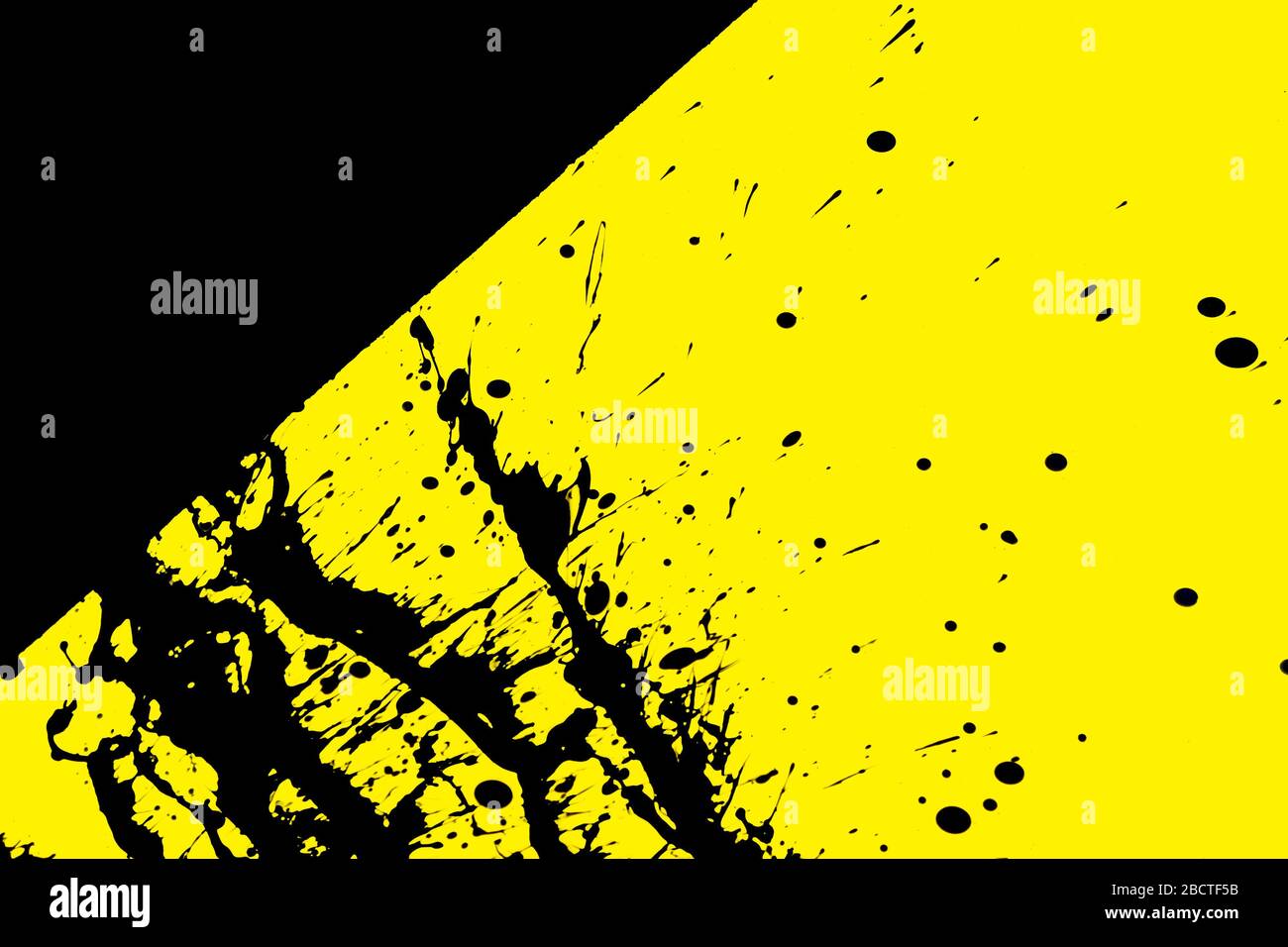 Isolierte schwarze Farbe spritzt Textur und dekorative Elemente auf einem gelben Hintergrund Stockfoto
