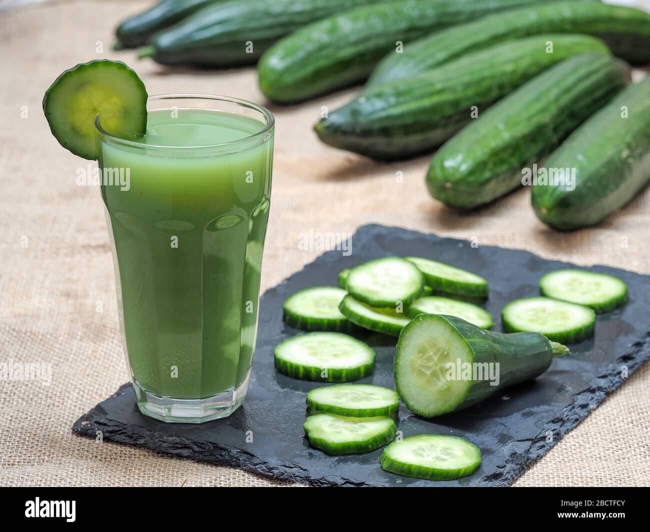 Nahaufnahme von Bio-Gurkensaft Stockfoto