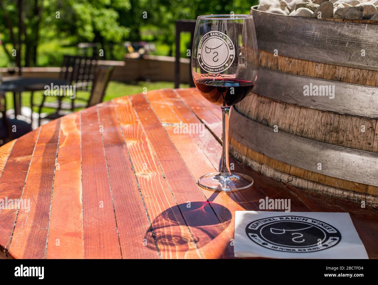 Sentinel Ranch Winery, Weinprobe auf der Terrasse im Freien in der Hurd-La Rinconada Gallery, San Patricio, New Mexico, USA. Stockfoto