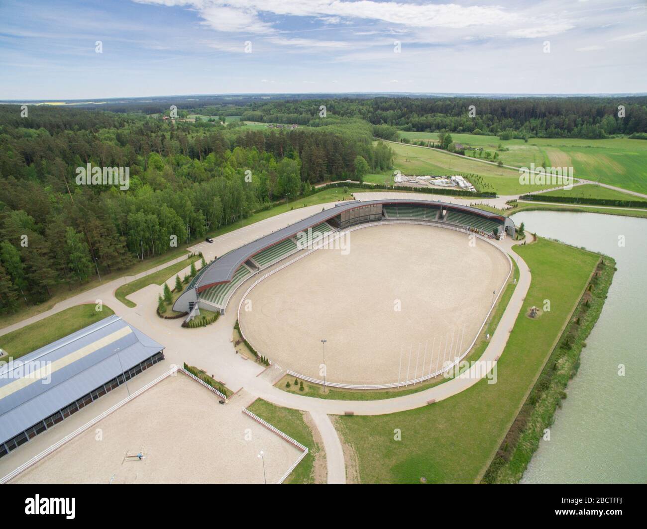 Riesiges leeres Hippodrom im Harmony Park, Litauen Stockfoto