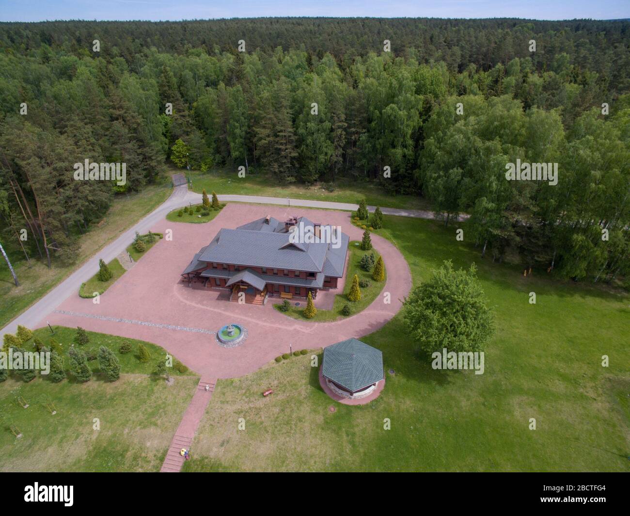 Villa in Harmonie Park umgeben von Wäldern, Litauen Stockfoto