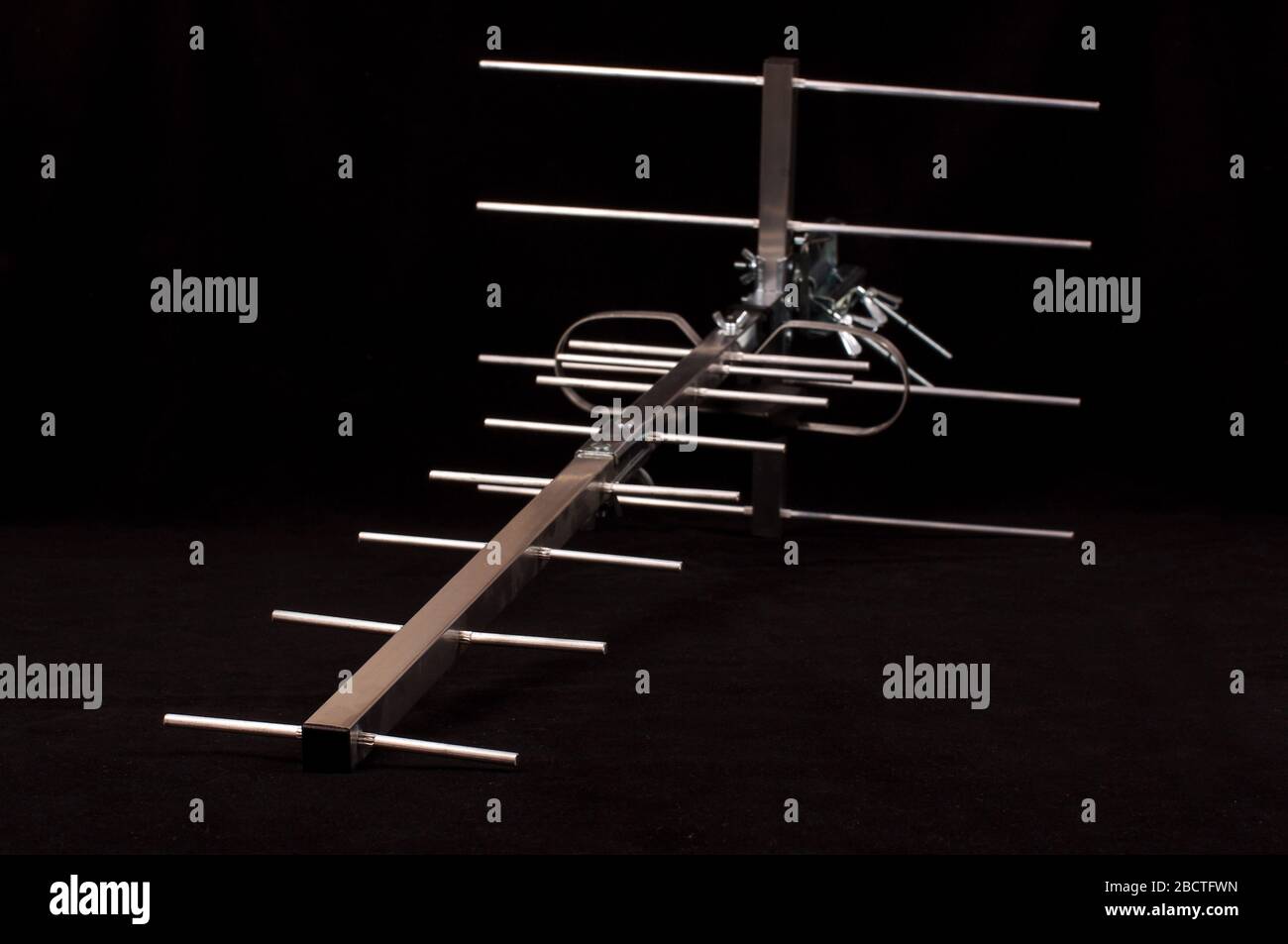 Funkfrequenzantenne Typ Yagi Uda für Telekommunikation auf schwarzem Hintergrund isoliert Stockfoto