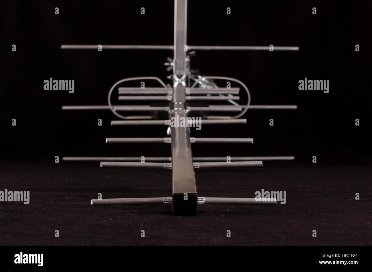 Funkfrequenzantenne Typ Yagi Uda für Telekommunikation auf schwarzem Hintergrund isoliert Stockfoto