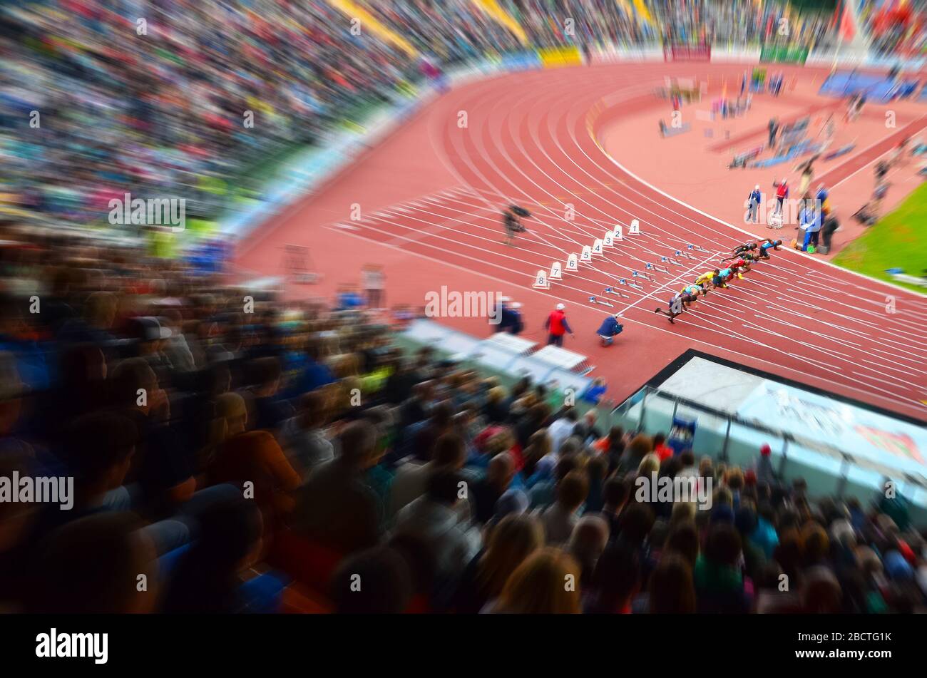 Athlet auf der Startlinie bei 100 m Sprint. Profisportler bereiten sich auf das Spiel in Tokio 2020 vor. Stockfoto
