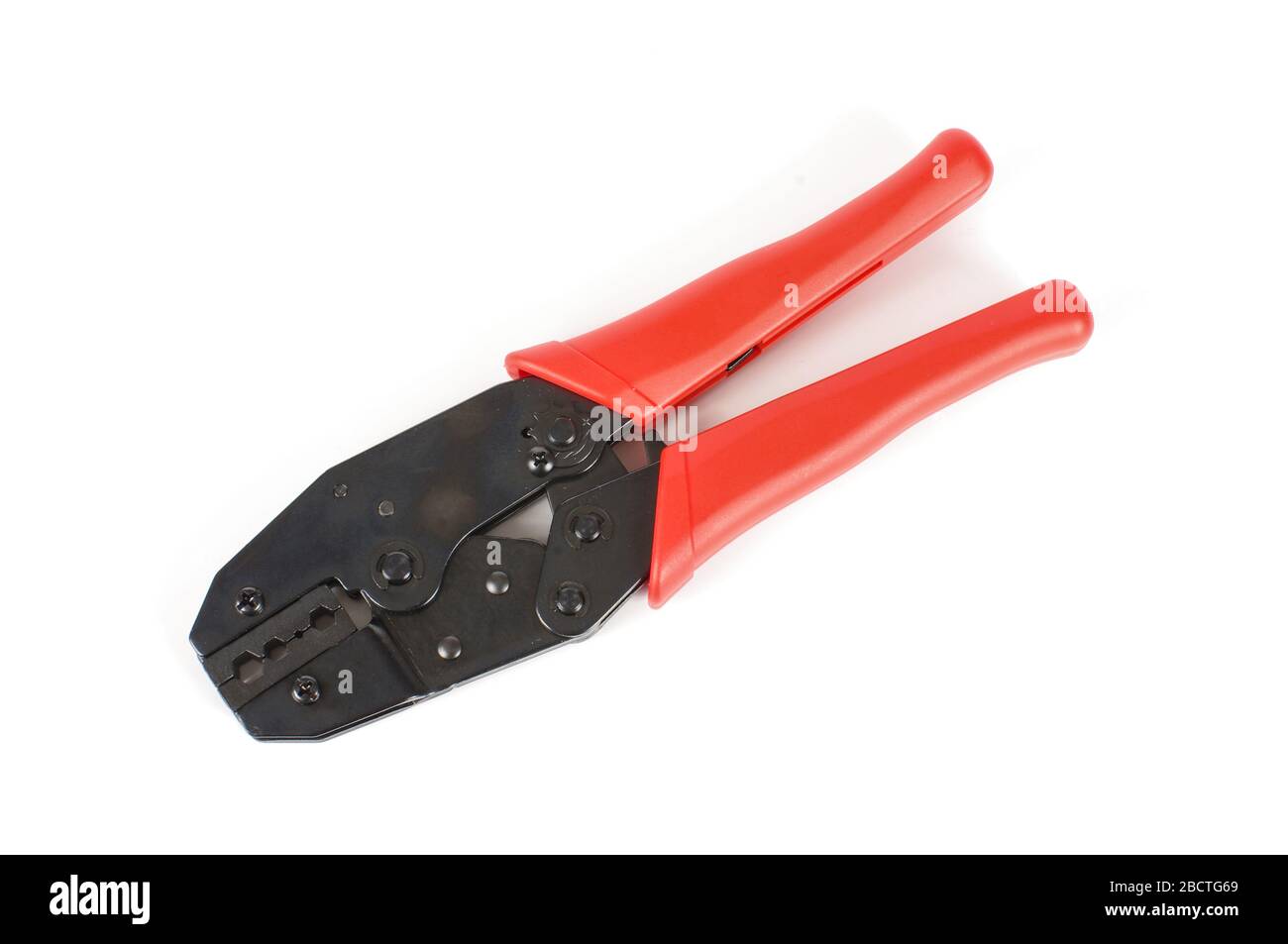 Professionelles Werkzeug für Koaxialkabelvorbereitung, Crimpen und Terminierung isoliert auf hellem Hintergrund Stockfoto