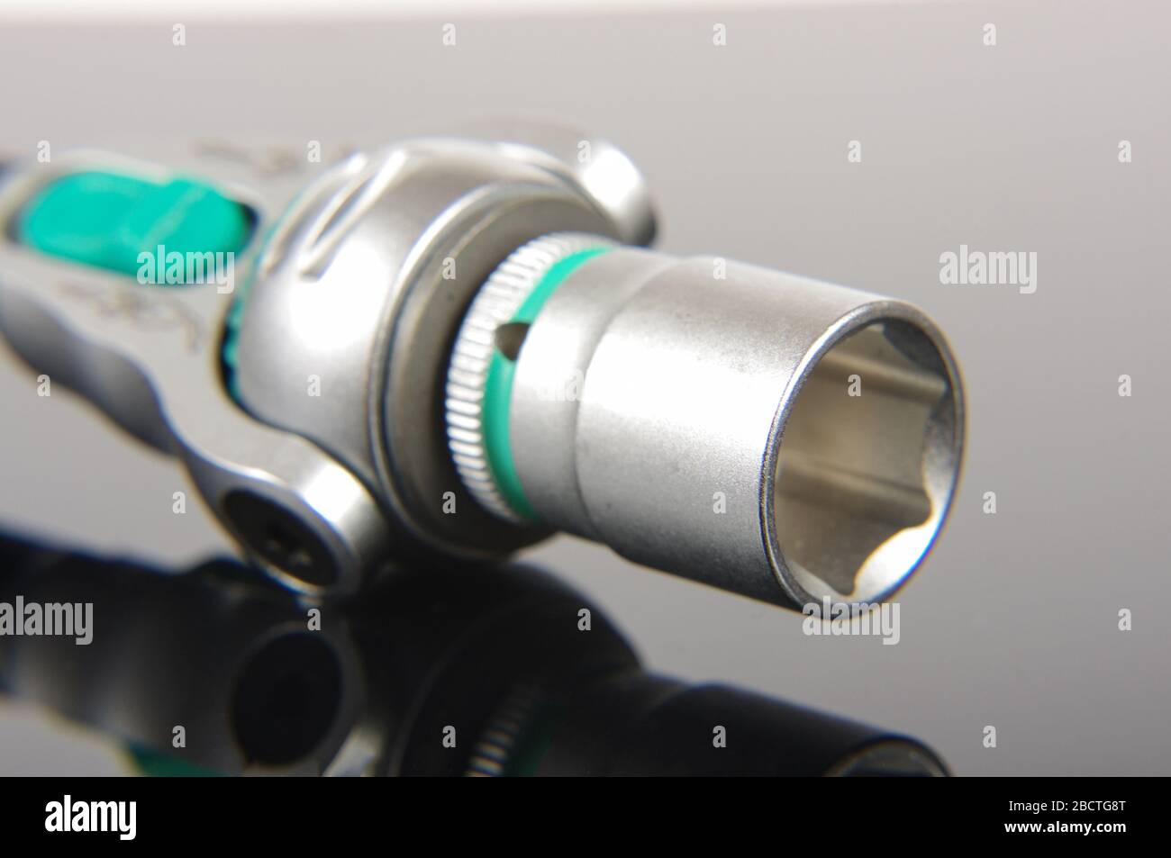 Professioneller mechanischer Werkzeugschlüssel aus nächster Nähe auf dem reflektierenden dunklen Hintergrund Stockfoto