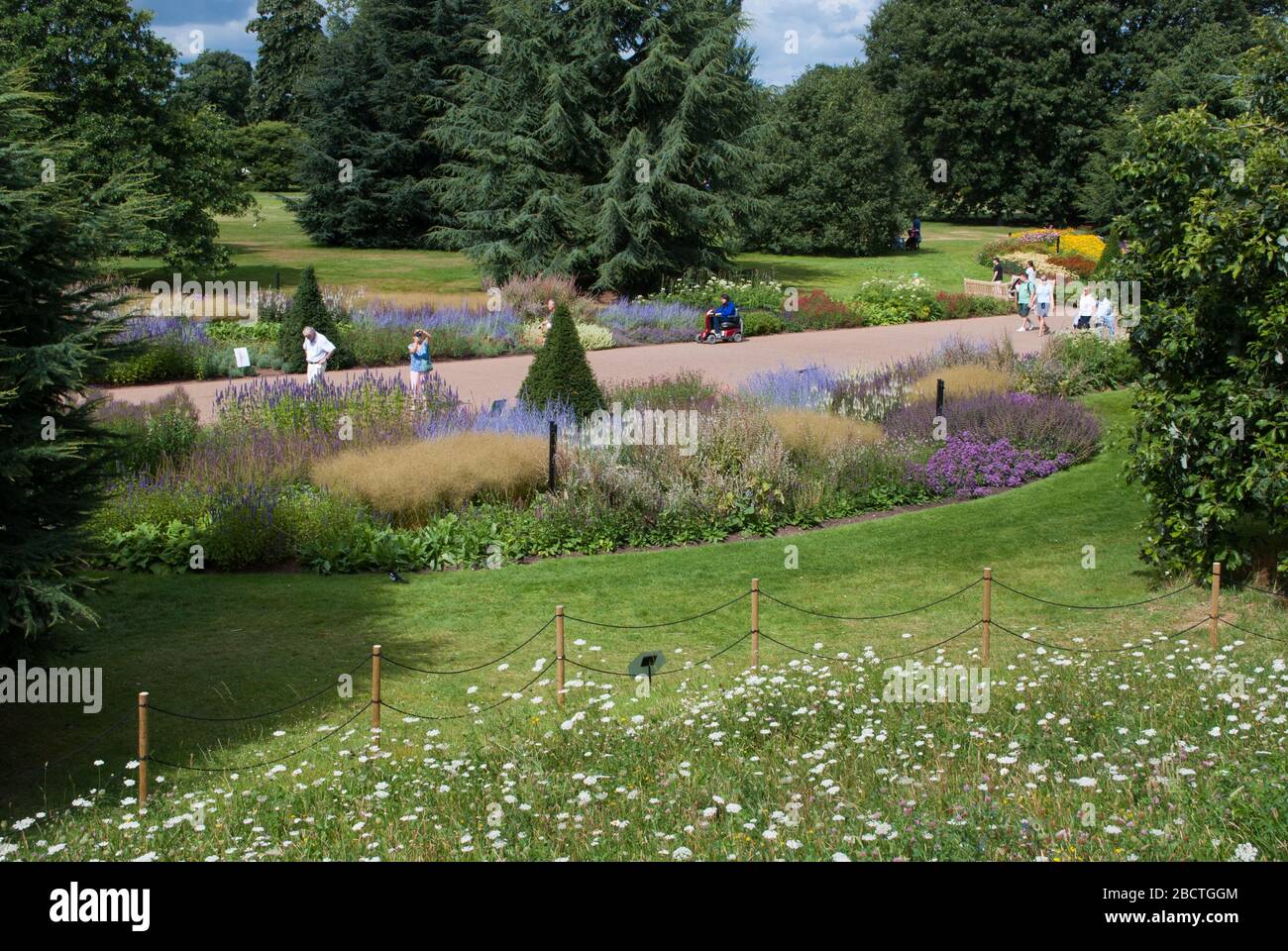 Broad Walk grenzt an Royal Botanical Gardens Kew Gardens, Richmond, London, TW9 3AE Stockfoto
