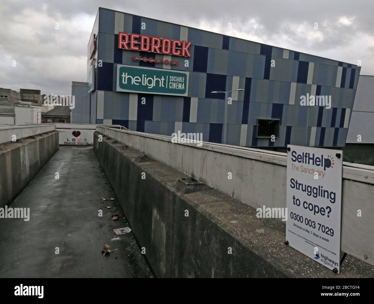 Redrock, The Light, Gebäude, Gehweg, Probleme zu bewältigen, nicht Selbstmord begehen, Beton Hölle, Freizeitkomplex, schlechtestes Gebäude, Auszeichnung, Stockport Stockfoto