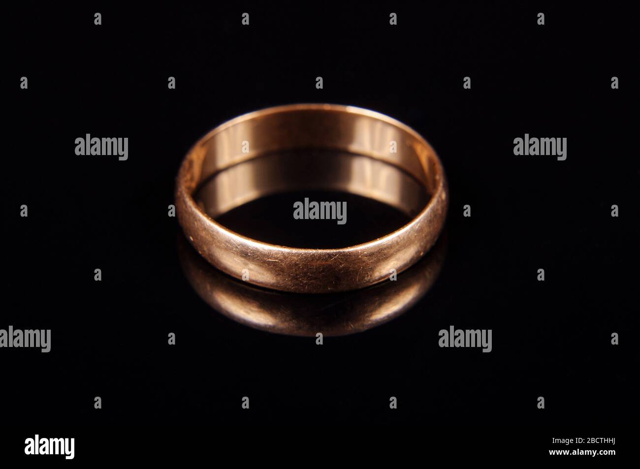 Goldener Ehering mit vielen Scrathes Stockfoto