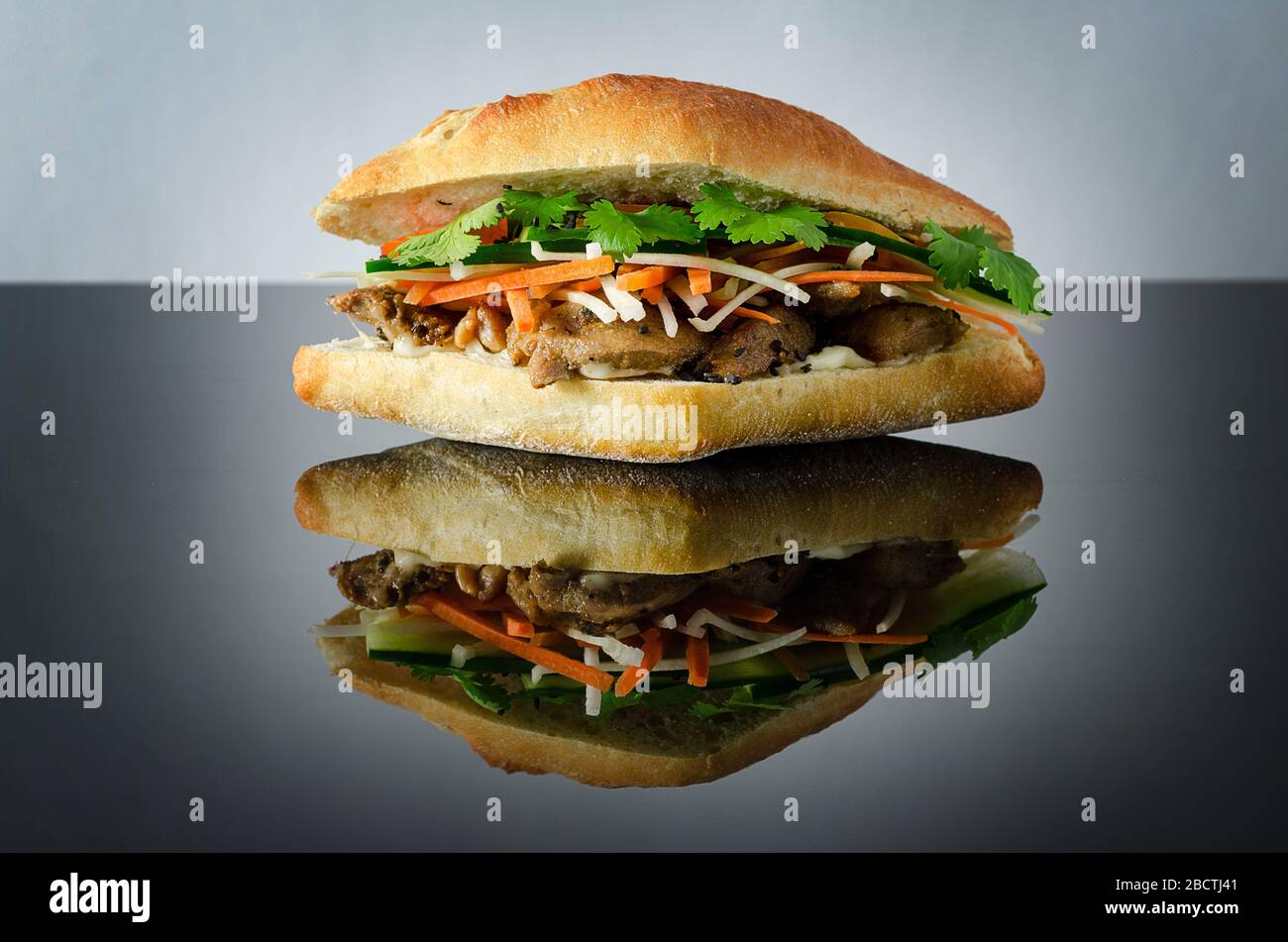 Vietnamesische Schweinefleisch Banh MI Sandwich mit Koriander und Karotte Stockfoto