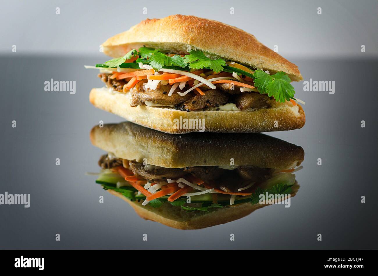 Vietnamesische Schweinefleisch Banh MI Sandwich mit Koriander und Karotte Stockfoto