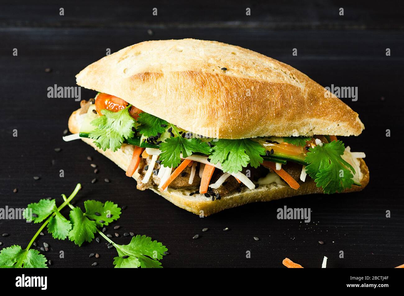 Vietnamesische Schweinefleisch Banh MI Sandwich mit Koriander und Karotte Stockfoto