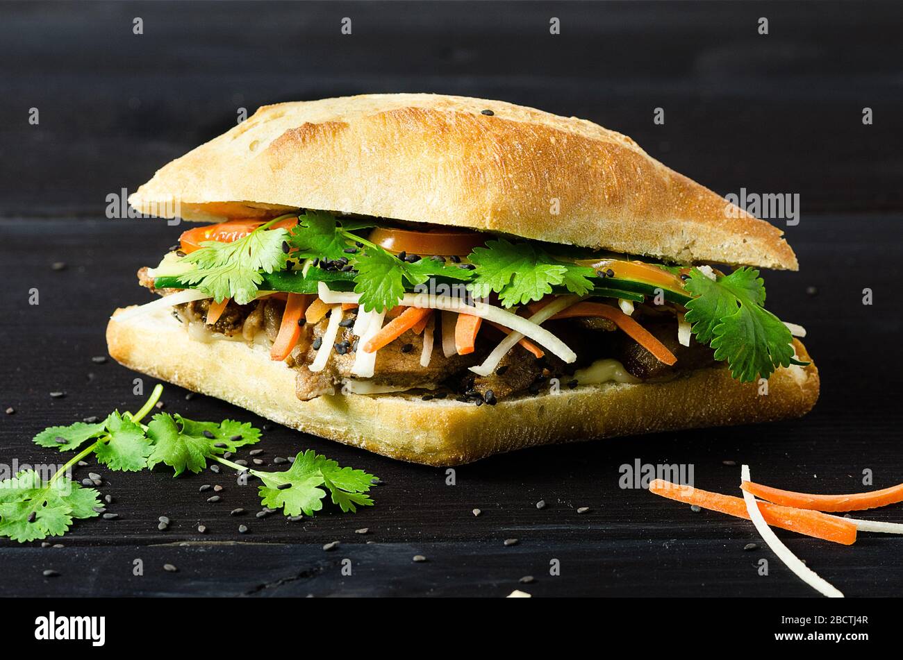 Vietnamesische Schweinefleisch Banh MI Sandwich mit Koriander und Karotte Stockfoto