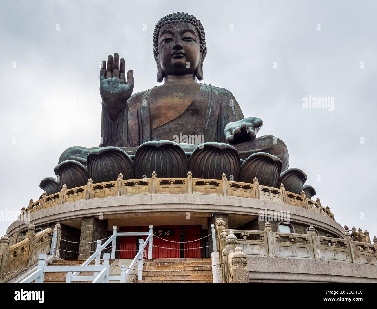 Tian Tan Buddha eine große Bronzestatue des Buddha Shakyamuni, die 1993 fertiggestellt wurde und sich in der Nähe des Po Lin Klosters, Ngong Ping, der Insel Lantau, Hong Kong China befindet Stockfoto