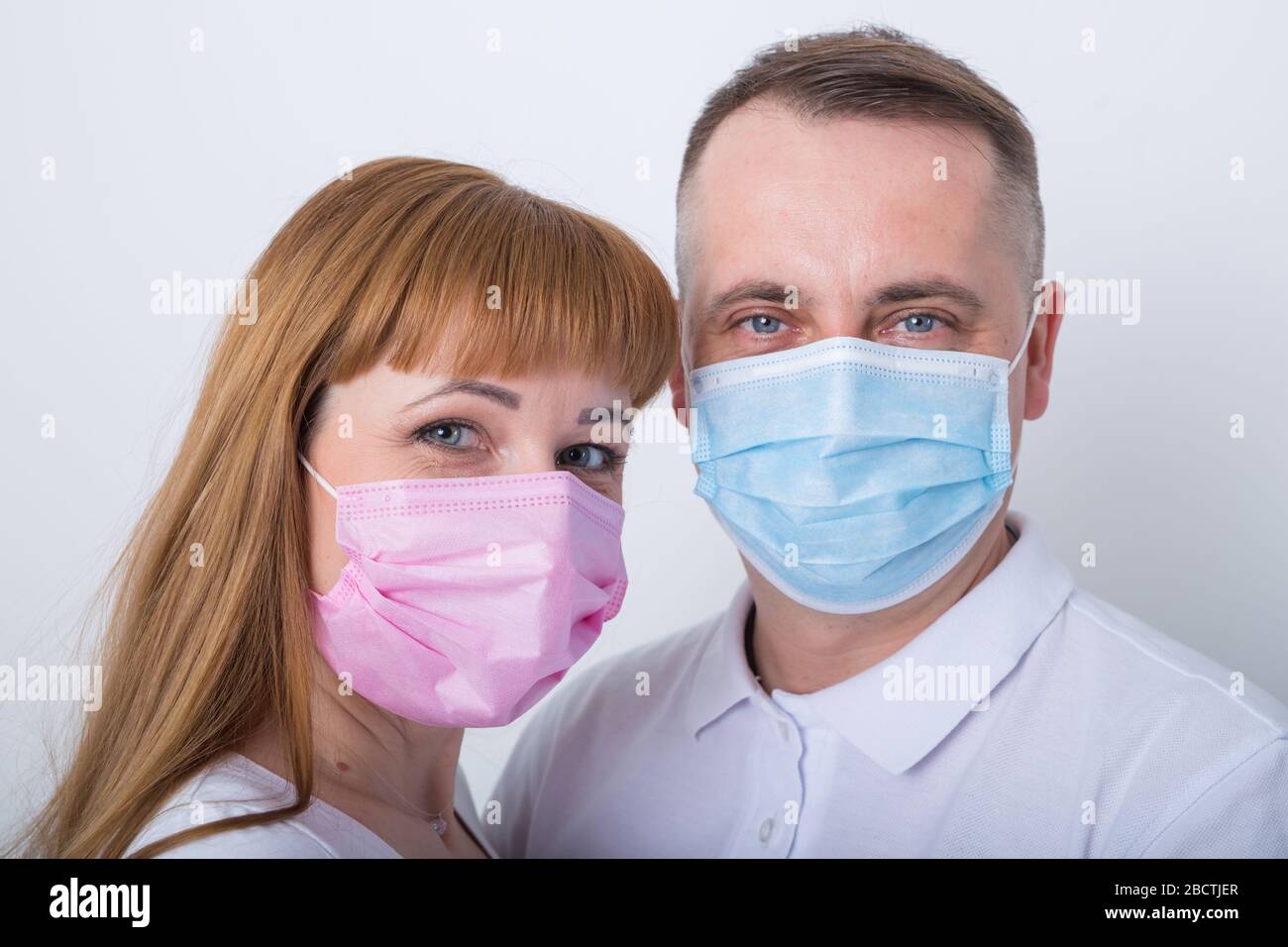 Erwachsene und Kinder verwenden medizinische Masken Stockfoto