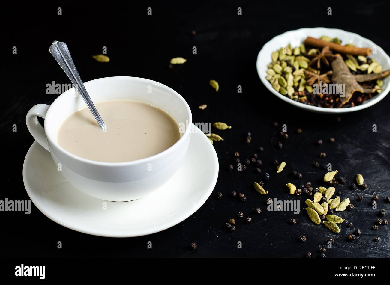 Indischer Masala Chai Tee, gewürzter Tee mit Milch Stockfotografie - Alamy