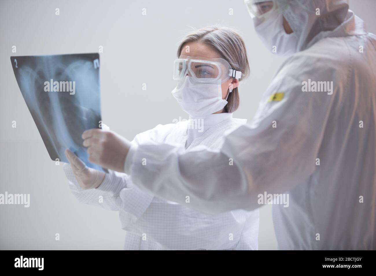 Medizinisches Personal untersucht Corona-Virus und führt Desinfektion durch Stockfoto