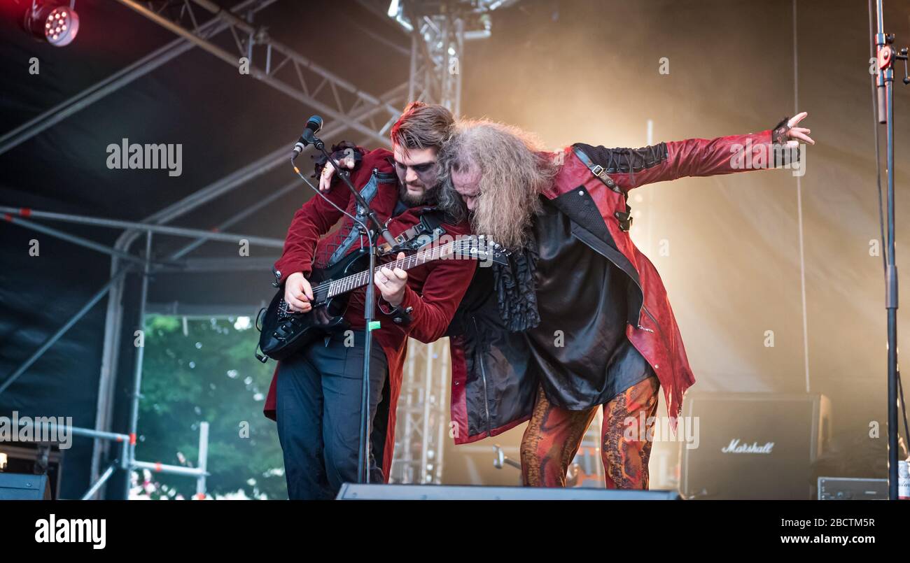 Clive Jackson und seine Band Doctor and the Medics treten beim Witney Music Festival 10/06/2017 auf Stockfoto