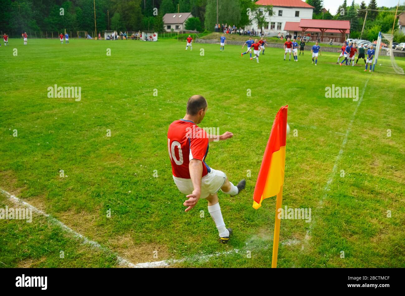 Fußballspieler auf dem grünen Platz beim sonntagsspiel. Stockfoto