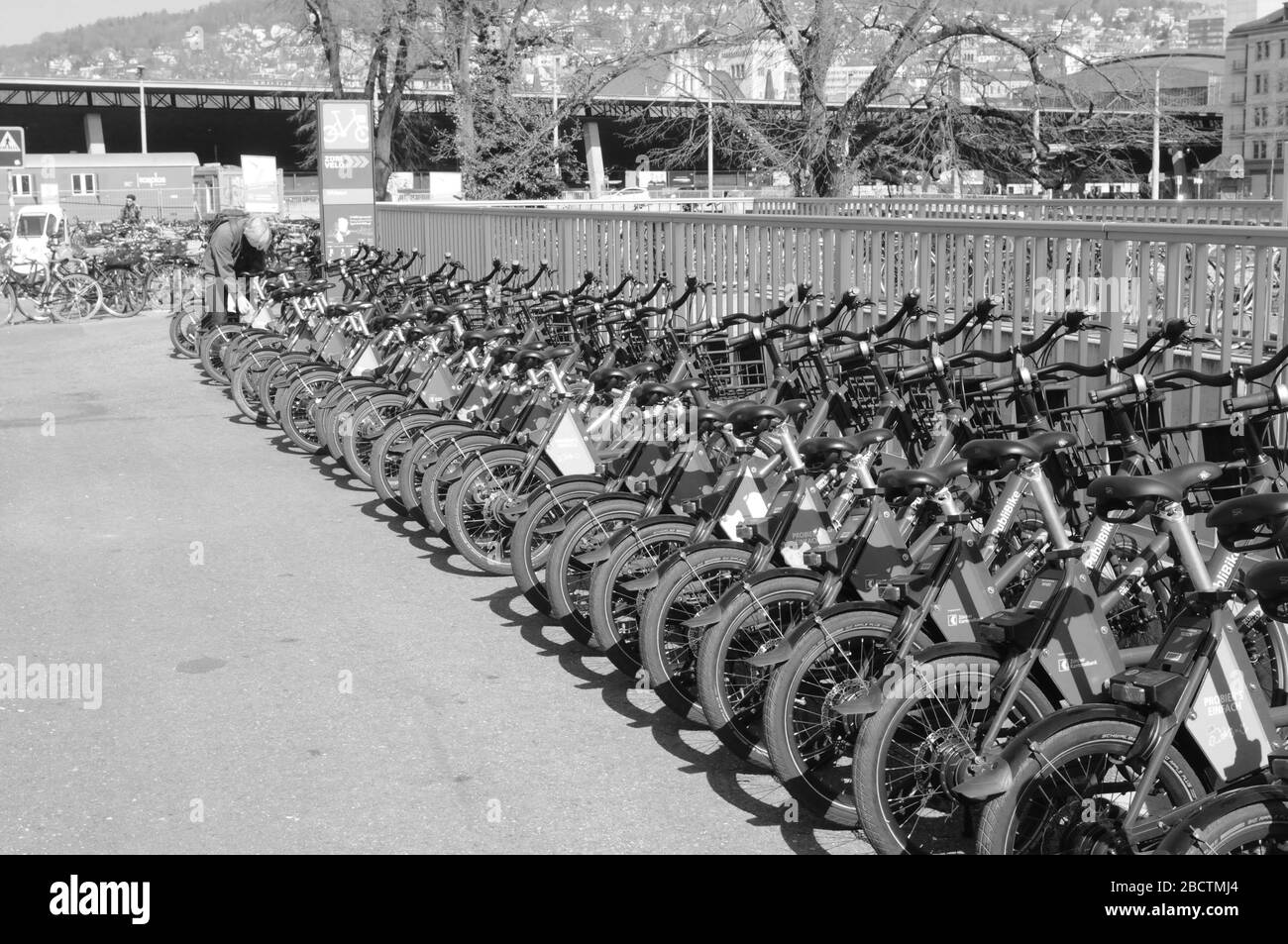 Corona Geisterstadt Zürich Stadt: Straßen und öffentliche Plätze sind wegen CoVid19 gesperrt oder leer Melden Sie sich wie hier an der Fahrradmietstation bei centra an Stockfoto