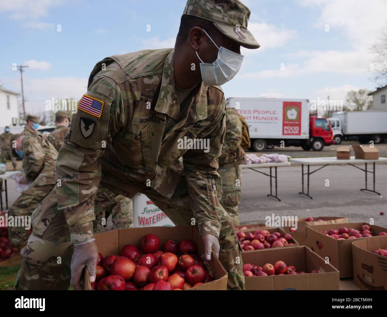 Maryland National Guardsmen, Assist the City of Refuge Baltimore, verteilt Lebensmittel an Mitglieder der Gemeinde, um COVID-19, Coronavirus Entlastung 26. März 2020 in Baltimore, Maryland, zu unterstützen. Stockfoto