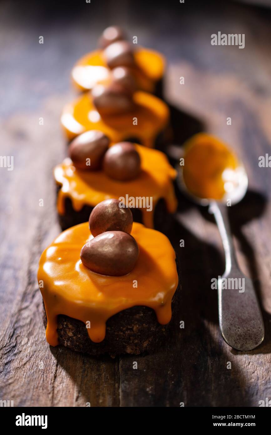 Oster-Muffins mit Orangenvereisung bedeckt.Schokoladendessert.köstliche Speisen und Getränke Stockfoto