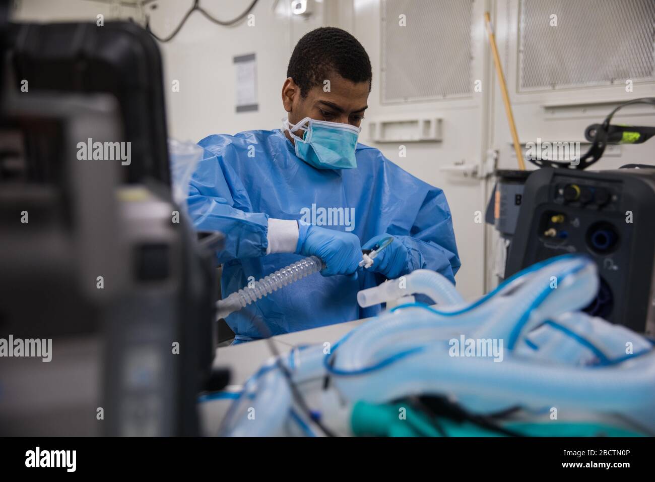 SPC der US-Armee. Fredrick Spencer montiert ein T1 Hamilton Beatmungsgerät in einer mobilen Laboreinheit an der Federal Medical Station COVID-19, einer pandemischen Entlastungseinrichtung für Coronavirus, die am Jacob Javits Center 4. April 2020 in New York City, New York eingerichtet wurde. Stockfoto
