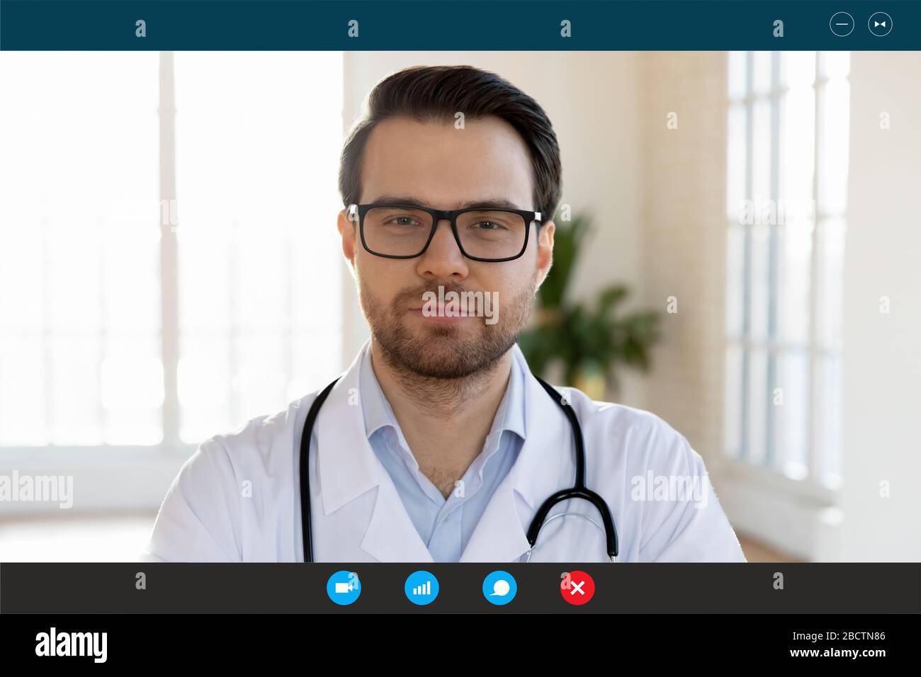 Doktor bietet Fernberatung per Videoanruf Laptop-Bildschirmansicht Stockfoto