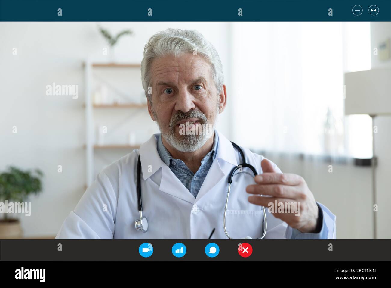 Ältere MEN-Therapeuten geben Informationen weiter, um die Bildschirmansicht des Laptops zu unterstützen Stockfoto