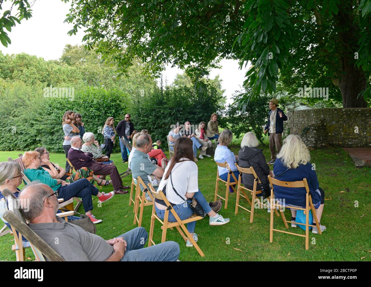 Ein freiwilliger Schauspieler spielt ein Stück von Virginia Woolf im restaurierten Garten von Monk's House, einst das Zuhause von Virginia Woolf, Rodmell East Sussex, Großbritannien Stockfoto