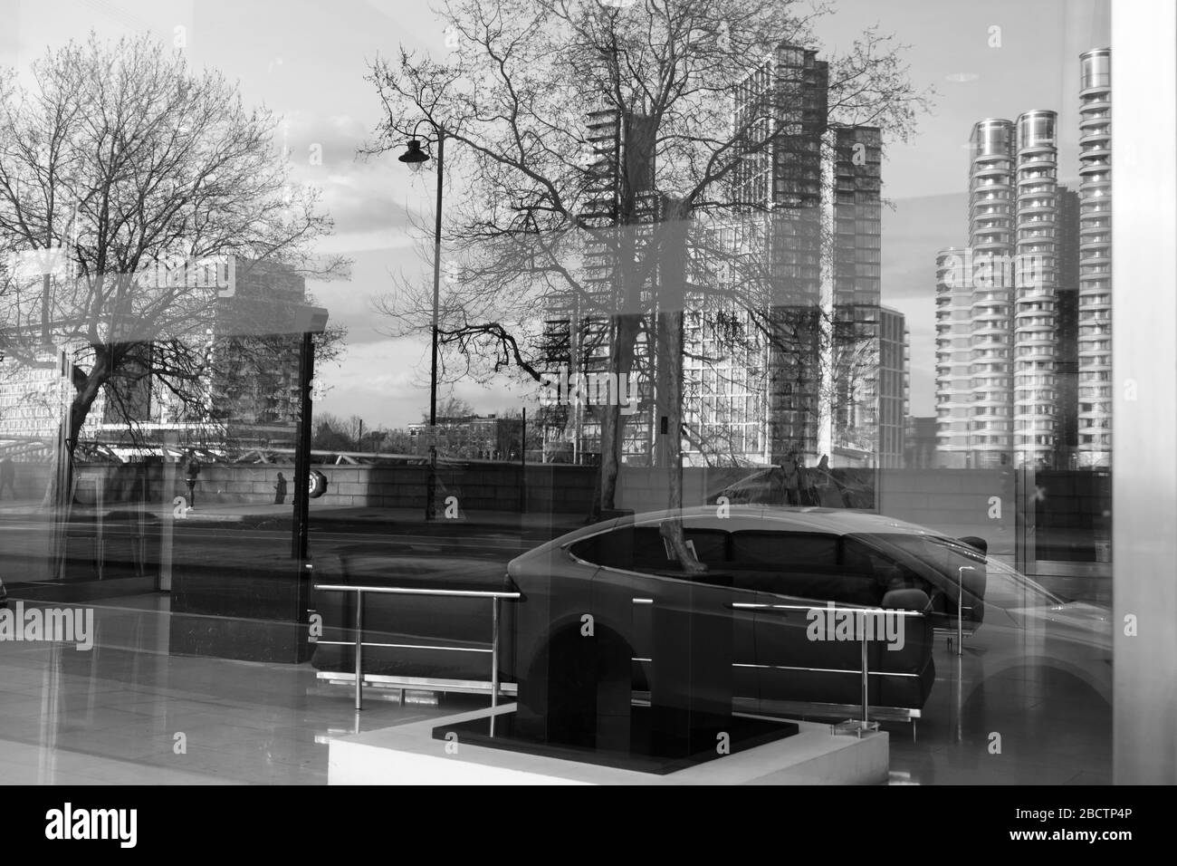 London/Großbritannien - 04. April 2020: Blick auf Albert Embankment von Millbank durch ein Spiegelbild in einer Fensterscheibe in Schwarzweiß Stockfoto