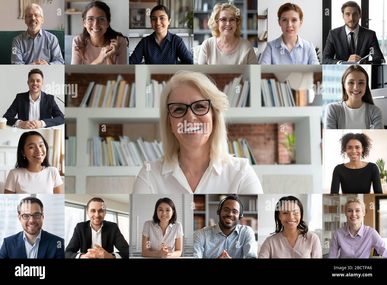 Webcam sehen Sie Personen, die an einer Videokonferenz teilnehmen, die von einer reifen Geschäftsfrau geführt wird Stockfoto