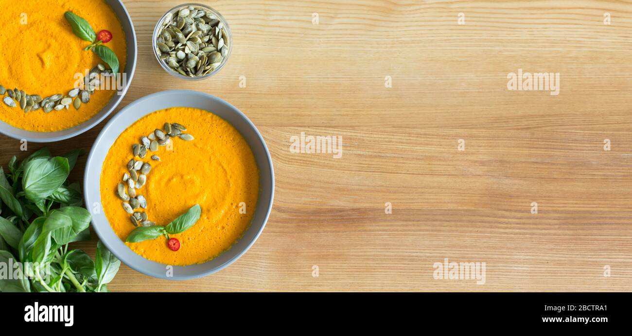 Traditionelle Gerichte, heiße und würzige Kürbissuppe mit Samen Stockfoto