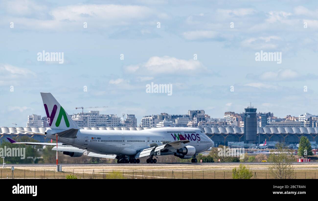 MADRID, SPANIEN - 14. APRIL 2019: VAMOS Airlines Boeing 747 Passagierflugzeug Landung auf dem Madrid-Barajas International Airport Adolfo Suarez . Stockfoto