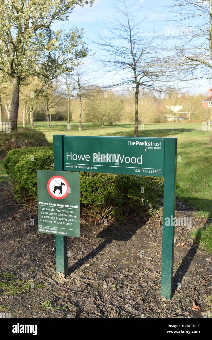 Schreiben Sie den Post für Howe Park Wood in Milton Keynes mit einer zusätzlichen Mitteilung, wie Hunde an einem Lead gehalten werden. Stockfoto