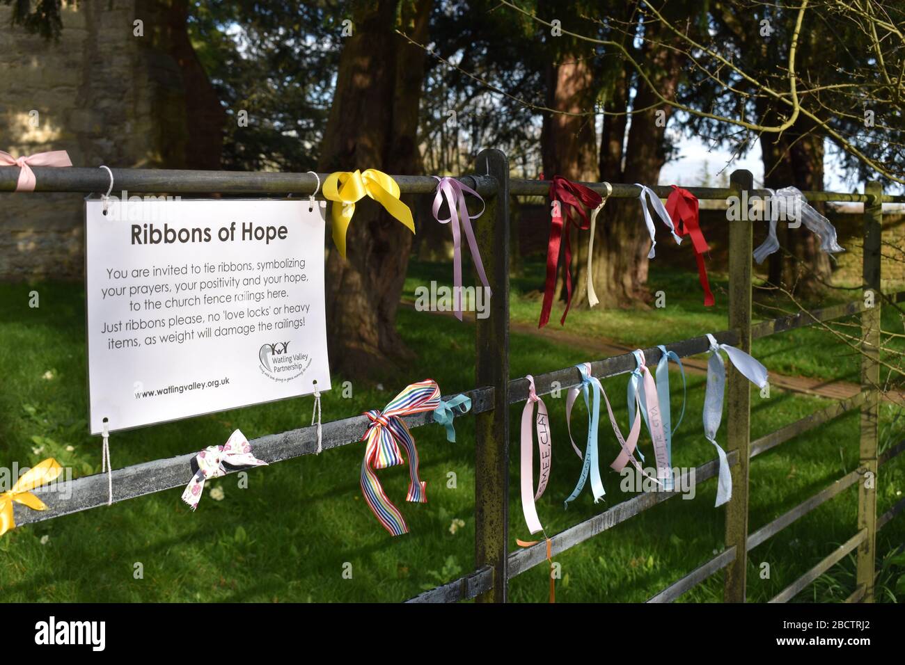 Bänder der Hoffnung, die während der Covid-19-Krise an den Geländern der St Giles' Church in Tattenhoe, Milton Keynes, befestigt wurden. Stockfoto