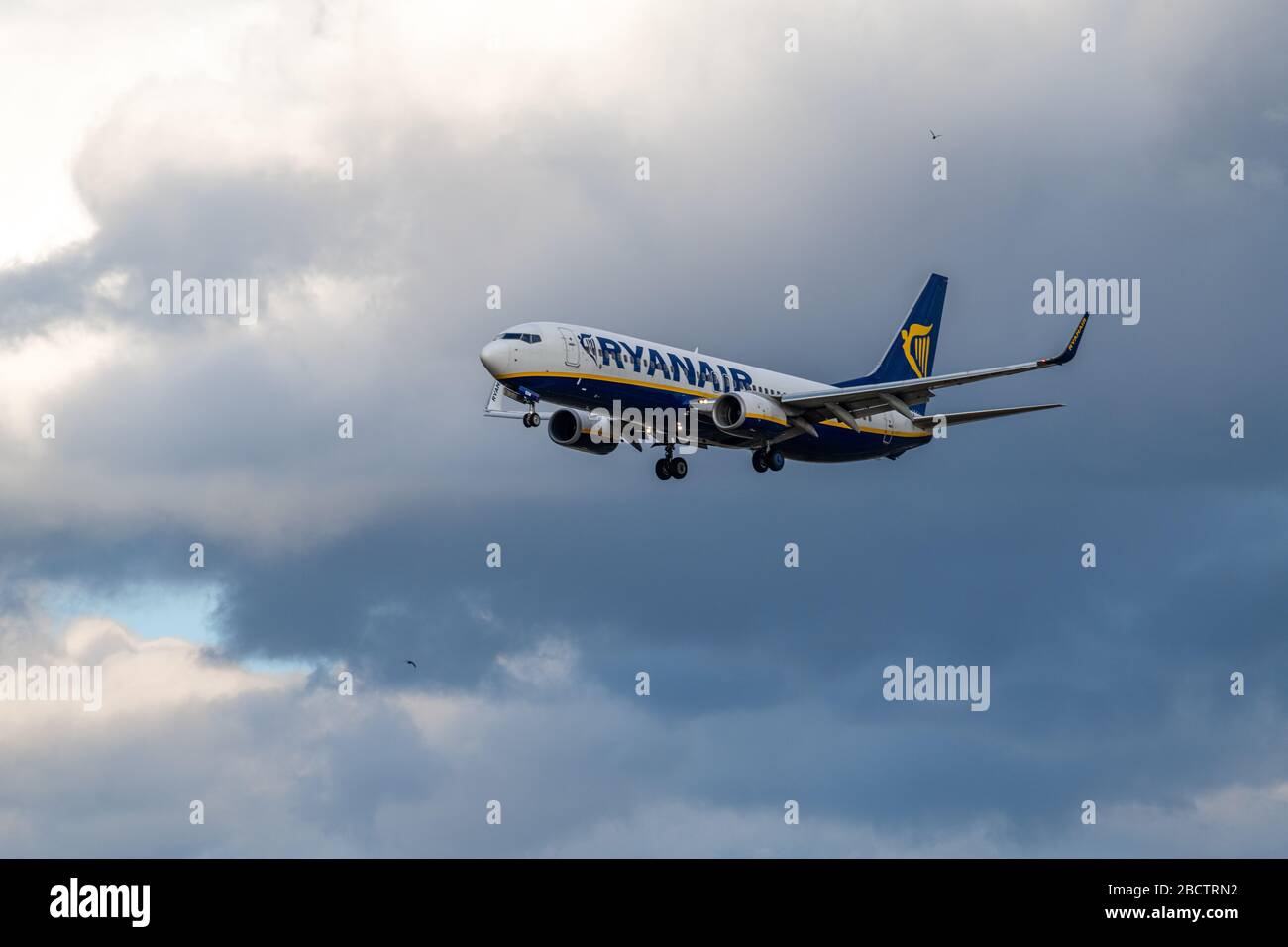 MADRID, SPANIEN - 17. MAI 2019: Ryanair Boeing 737 NG/Max Passagierflugzeug bereit, um auf dem internationalen Flughafen von Adolfo Suarez Madrid-Barajas zu landen Stockfoto