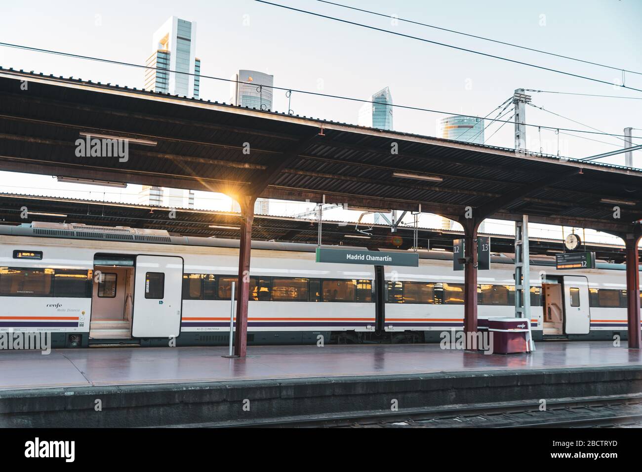 MADRID, SPANIEN - 02. FEBRUAR 2019: Bahnhof und leerer Zug in der meist verkehrsreichen Bahn- und Nahverkehrsstation Chamartin. Stockfoto