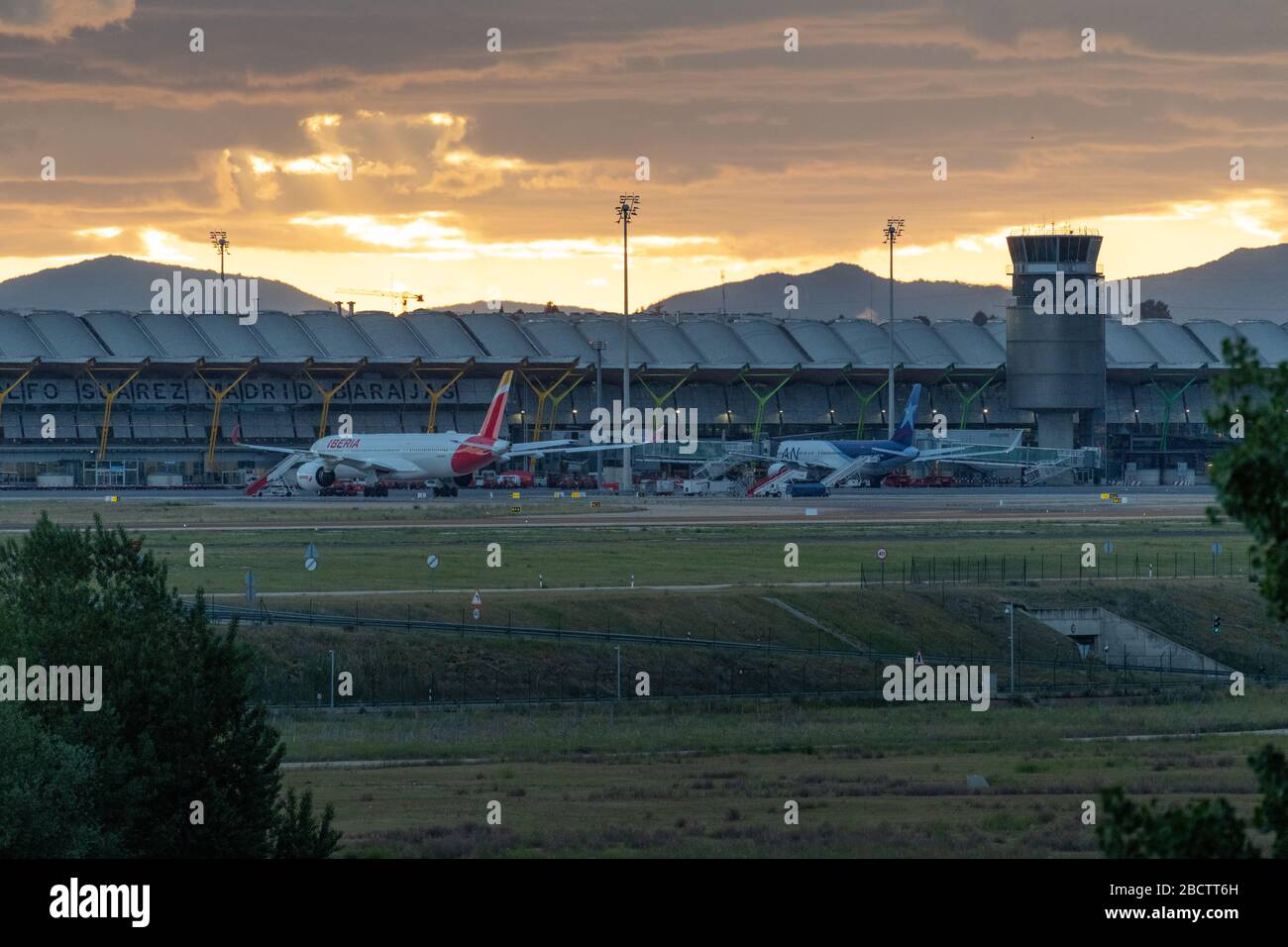 MADRID, SPANIEN - 17. MAI 2019: Flugzeuge verschiedener Luftgesellschaften im Terminal T4 des internationalen Flughafens Adolfo Suarez Madrid-Barajas, in su Stockfoto