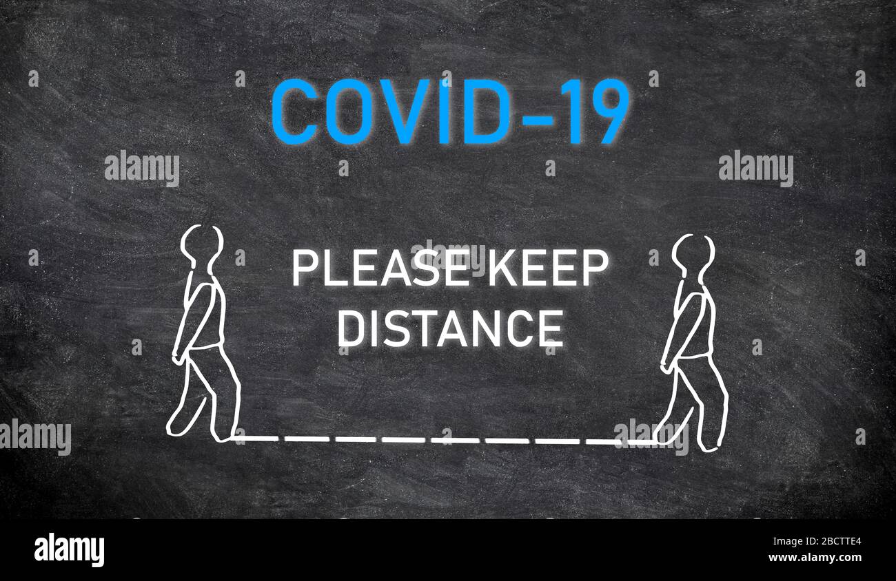 COVID-19 SOCIAL DISTANCING Public Ansage Message Board Bitte halten Sie Abstand von zwei Metern zwischen jeder Person, die auf der Straße geht, oder warten Sie im Geschäft oder Krankenhaus in der Warteschlange. Stockfoto