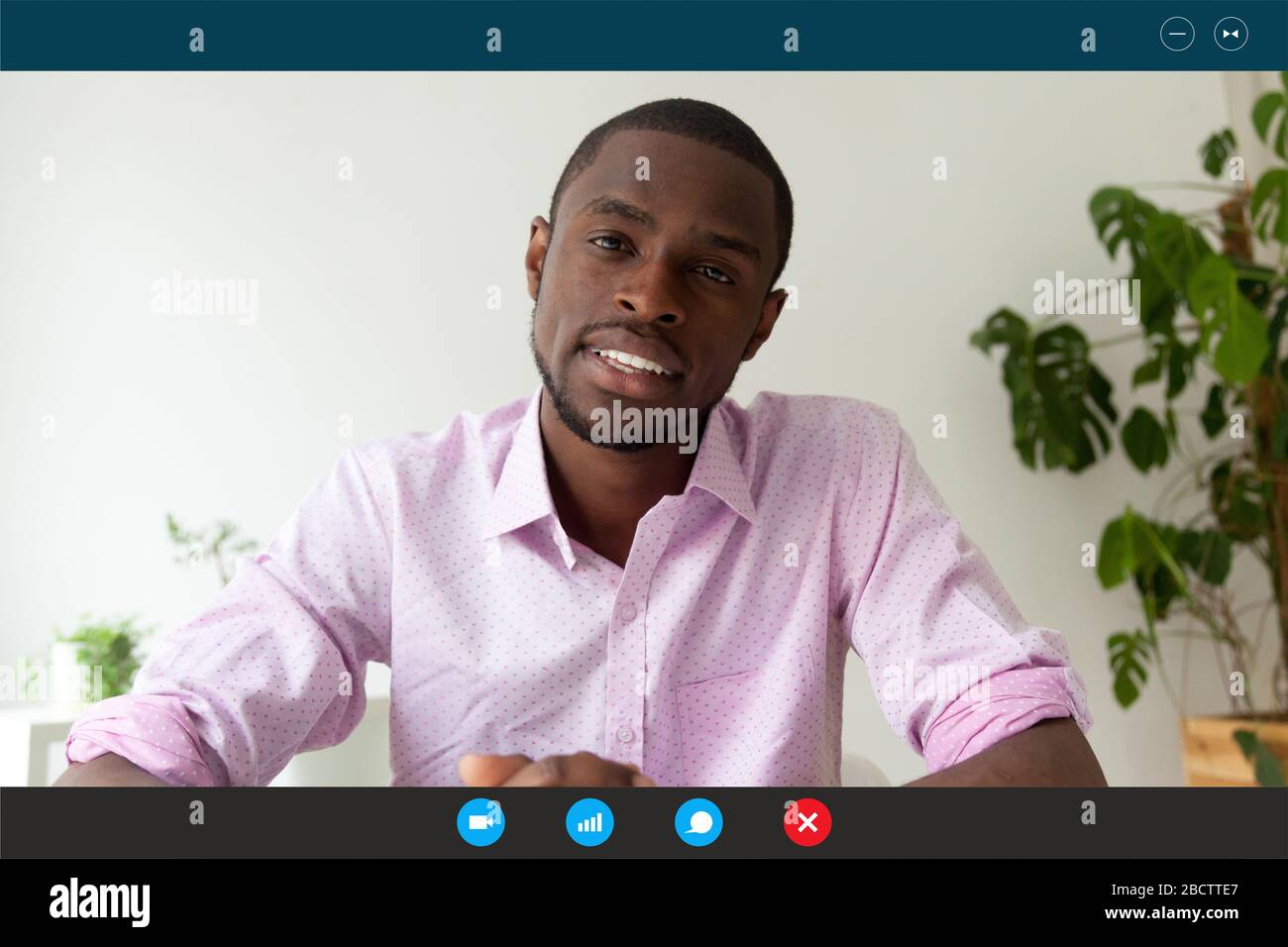 Computer Webcam zeigen Sie an, dass die afrikanische Bewerberin das Bewerbungsgespräch per Videokonferenz führt Stockfoto